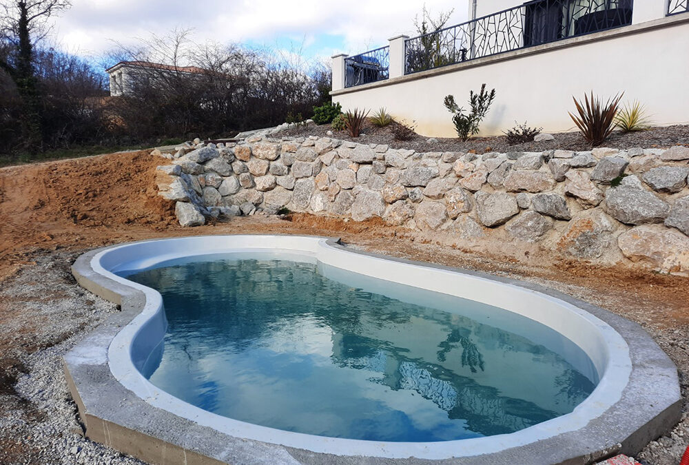 Piscine forme libre MEDIESTER à Saint Lager Bressac