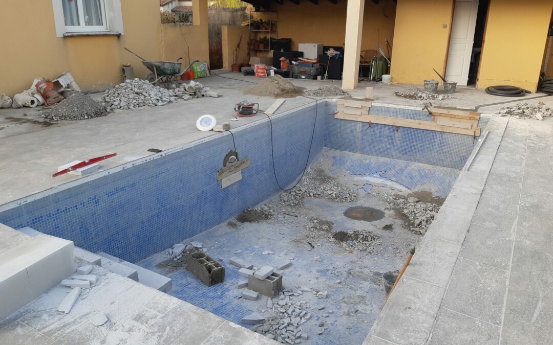 RENOVATION D’UNE PISCINE BETON AVEC POSE DE PVC ARME