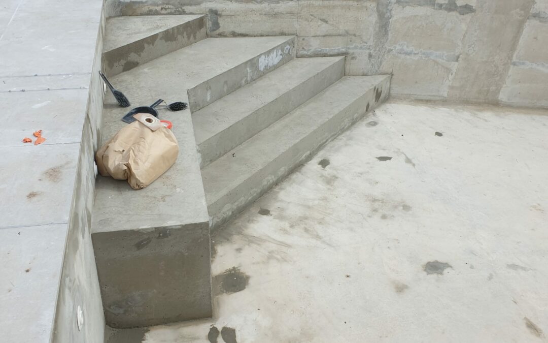 Rénovation d’une piscine avec pose de PVC armé et création d’une banquette et escaliers.