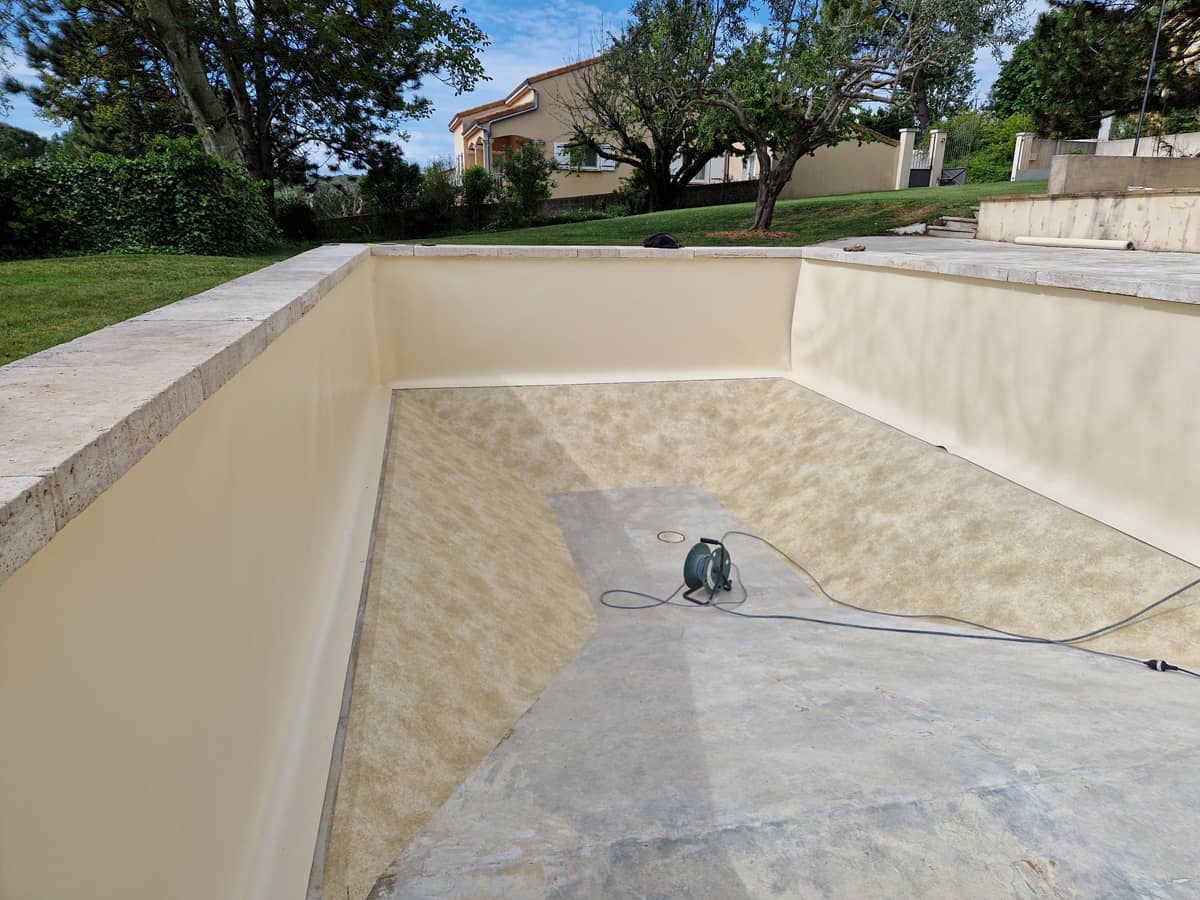 piscine-rénovée-à-Saint-Marcel-les-sauzet--bi-couleur